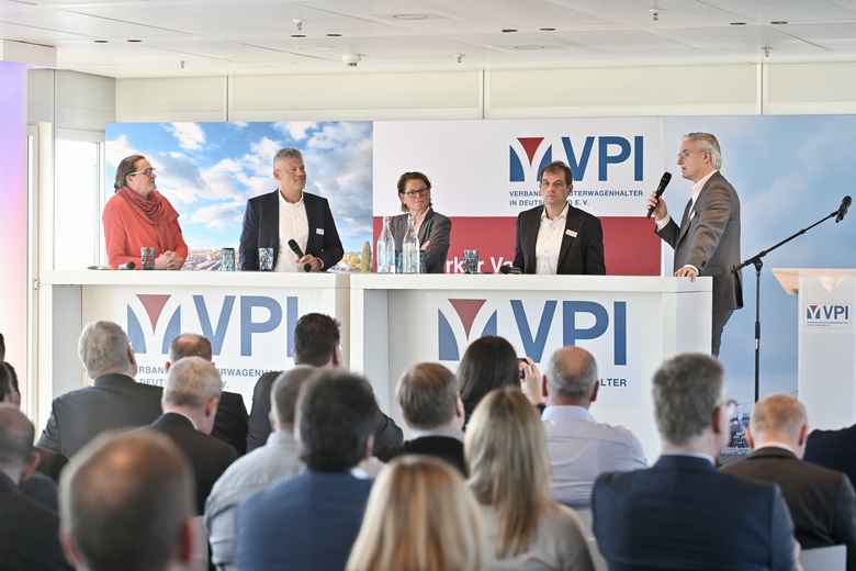 14.symposium-podium1